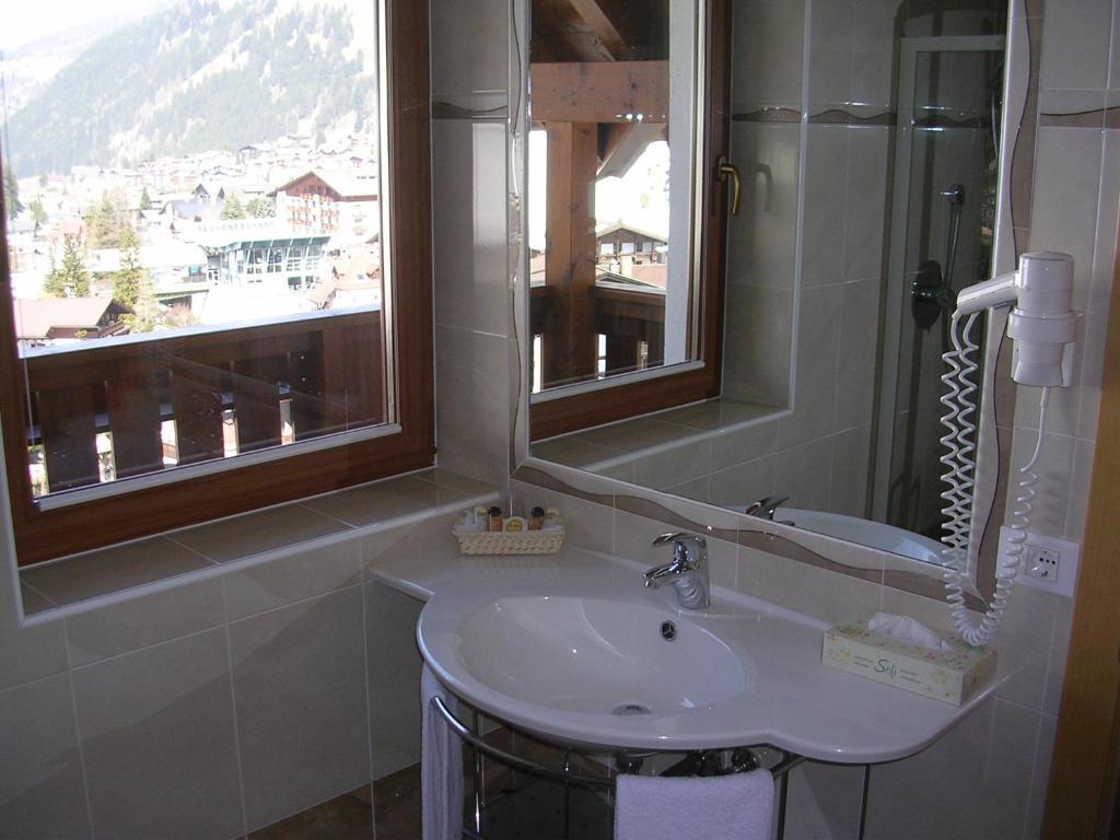 Garni La Tambra Hotel Selva di Val Gardena Room photo